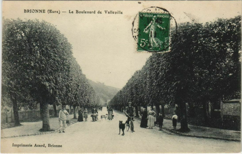 Carte postale ancienne Brionne Le Boulevard de Valleville à Brionne