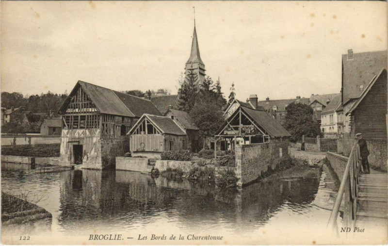 Carte postale ancienne Broglie Les Bords de la Charentonne à Broglie
