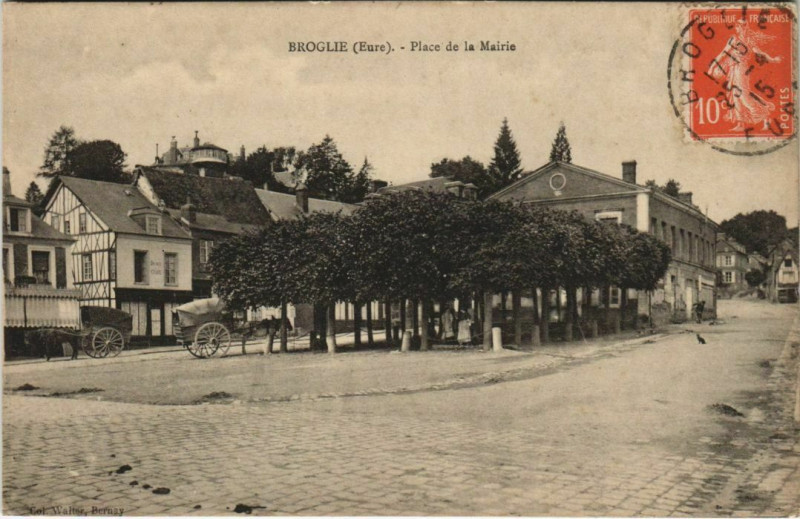 Carte postale ancienne Broglie Place de la Mairie à Broglie