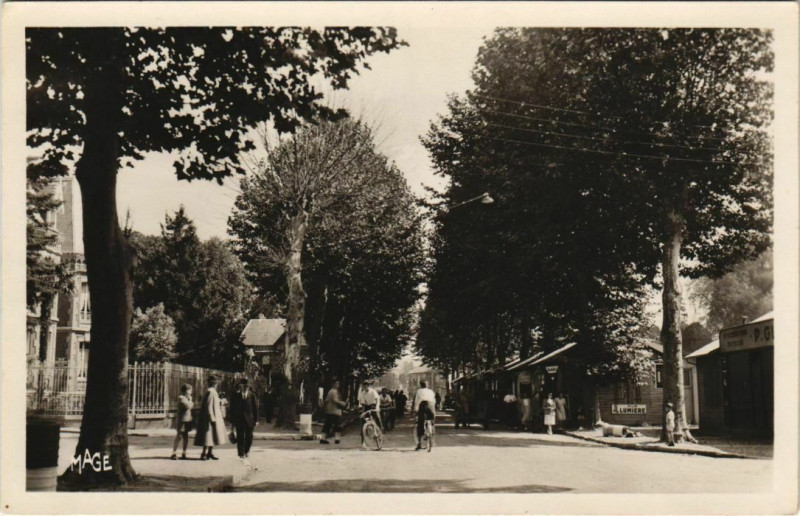 Carte postale ancienne Les Andelys Avenue de la Republique aux Andelys