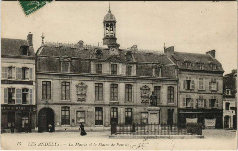 Carte postale ancienne Les Andelys La Mairie et la Statue de Poussin aux Andelys