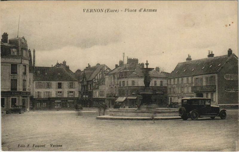 Carte postale ancienne Vernon Place d'Armes à Vernon