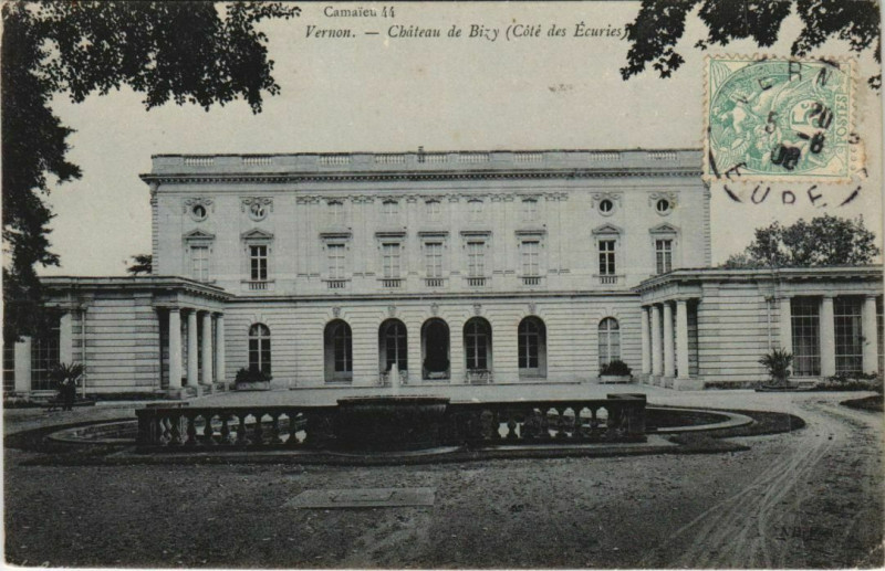 Carte postale ancienne Vernon Chateau de Bizy - Cote des Ecuries à Vernon