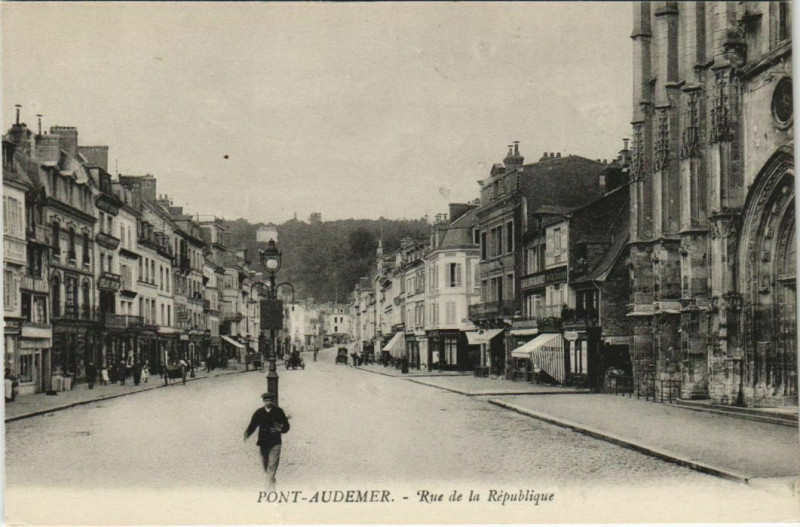 Carte postale ancienne Pont-Audemer Rue de la Republique à Pont-Audemer