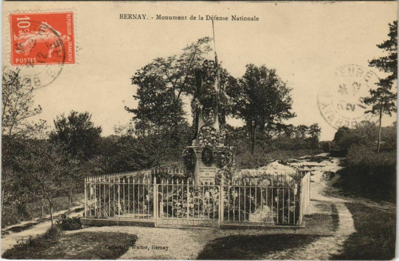 Carte postale ancienne Bernay Monument de la Defense Nationale à Bernay