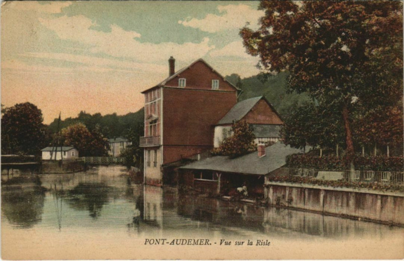 Carte postale ancienne Pont-Audemer Vue sur la Risle à Pont-Audemer