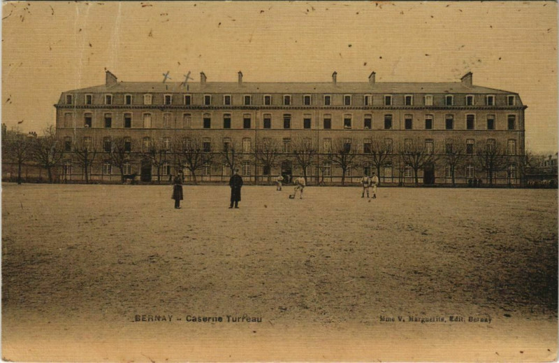 Carte postale ancienne Bernay Caserne Turreau à Bernay
