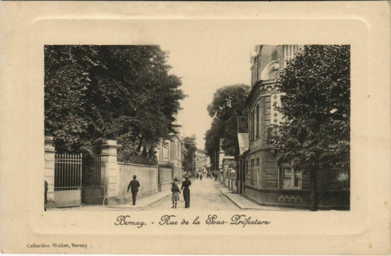 Carte postale ancienne Bernay Rue de la Sous-Prefecture à Bernay