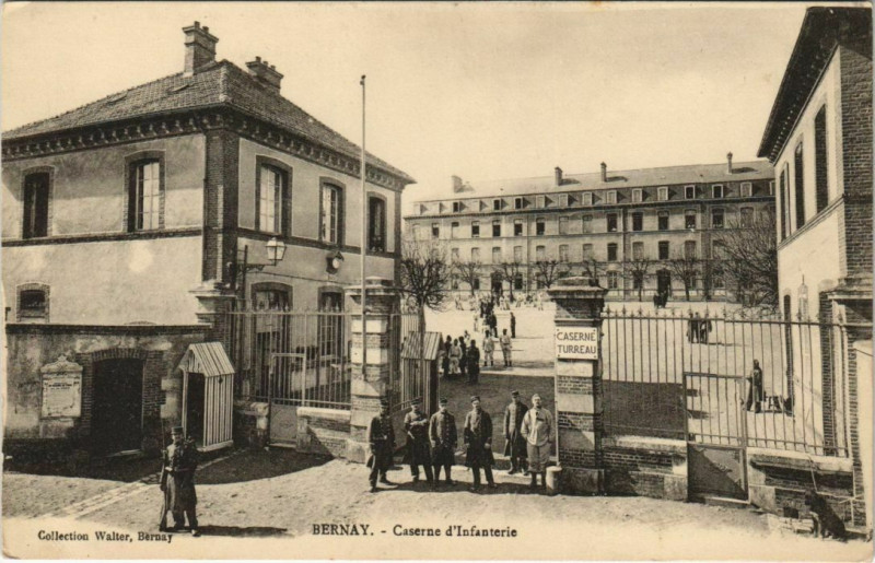 Carte postale ancienne Bernay Caserne d'Infanterie à Bernay