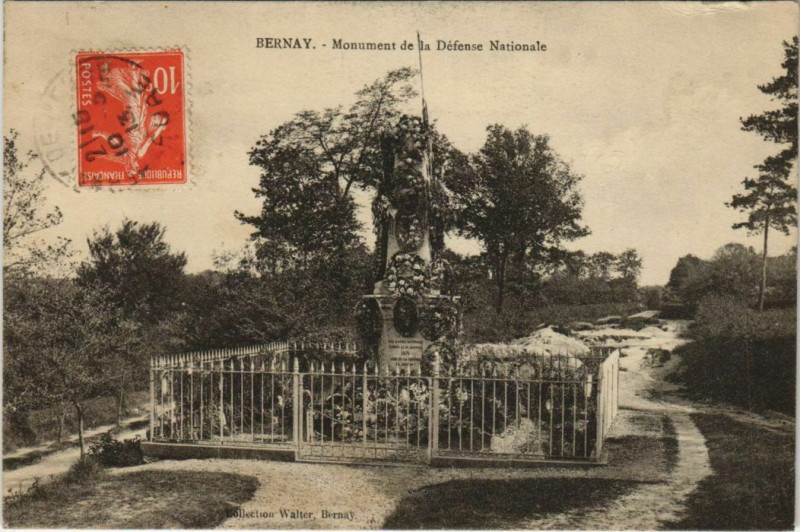 Carte postale ancienne Bernay Monument de la Defense Nationale à Bernay