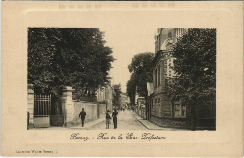 Carte postale ancienne Bernay Rue de la Sous-Prefecture à Bernay