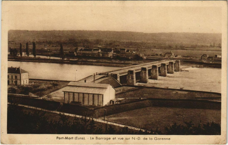 Carte postale ancienne Port-Mort Le Barrage et Vue sur Notre-Dame de la Garenne à Port-Mort