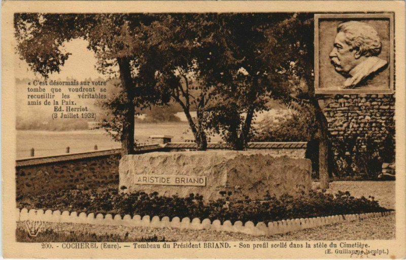 Carte postale ancienne Cocherel Tombeau de President Briand