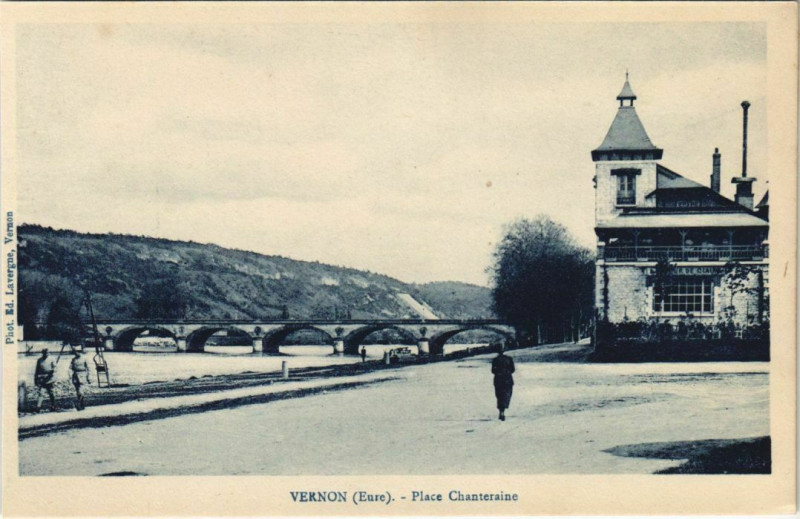 Carte postale ancienne Vernon Place Chanteraine à Vernon