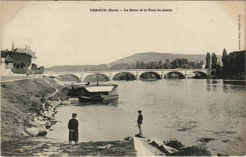 Carte postale ancienne Vernon La Seine et le Pont de Pierre à Vernon