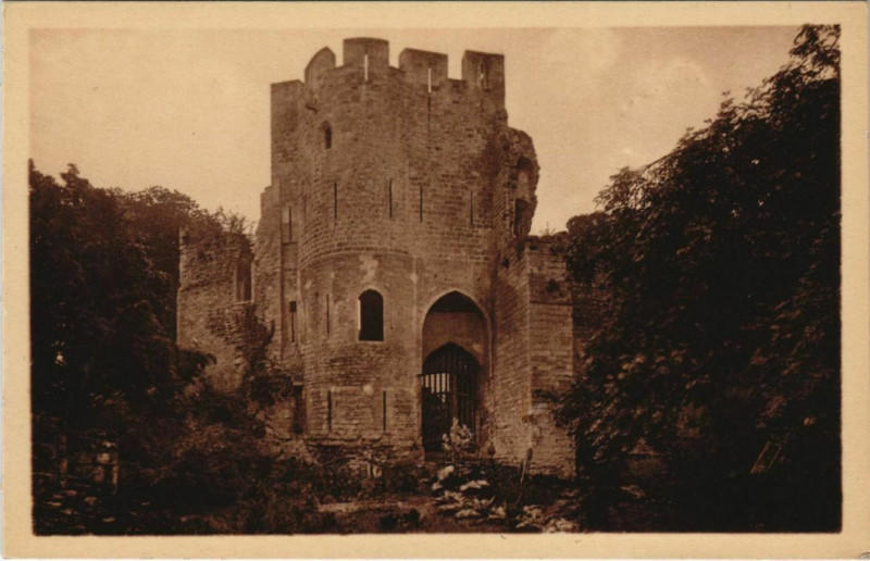 Carte postale ancienne Gisors Vue de l'Entree du Vieux Chateau à Gisors