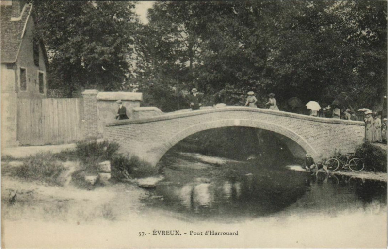 Carte postale ancienne Evreux Pont d'Harrouard