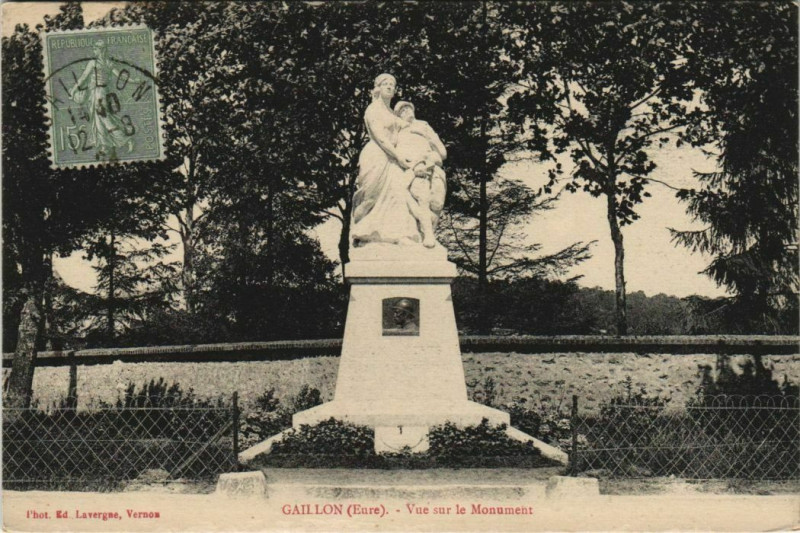 Carte postale ancienne Gaillon Vue sur le Monument à Gaillon