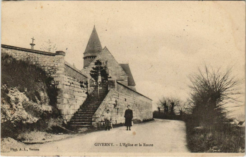 Carte postale ancienne Giverny L'Eglise et la Route à Giverny