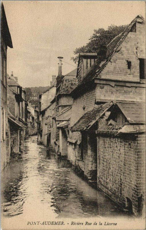 Carte postale ancienne Pont-Audemer Riviere - Rue de la Licorne à Pont-Audemer