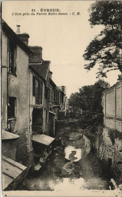 Carte postale ancienne Evreux L'Iton pres du Parvis Notre-Dame