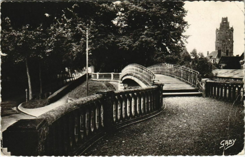 Carte postale ancienne Verneuil-sur-Avre Les Promenades et l'Eglise de la Madeleine
