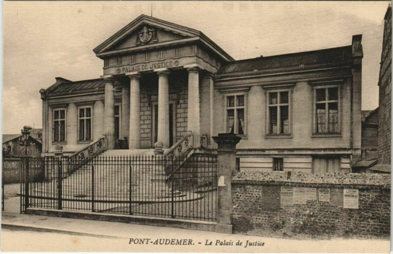 Carte postale ancienne Pont-Audemer Le Palais de Justice à Pont-Audemer