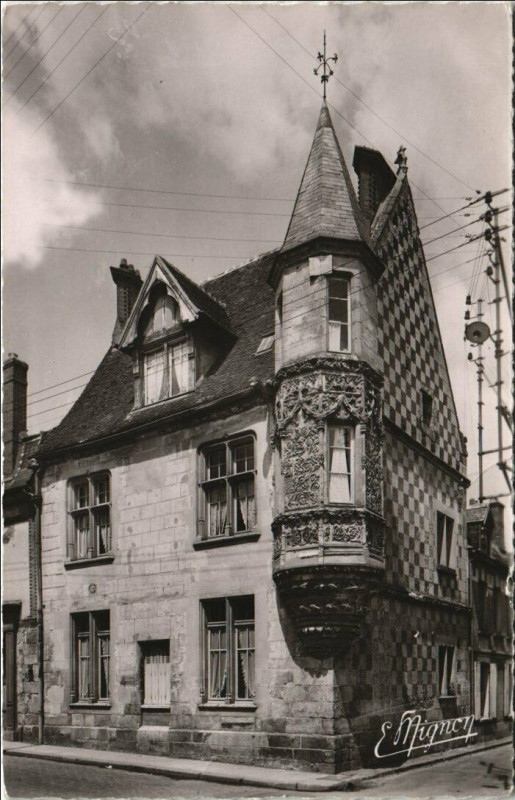 Carte postale ancienne Verneuil-sur-Avre La Tourelle - Vieille Maison - Rue Notre-Dame