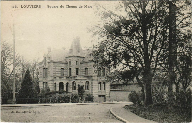 Carte postale ancienne Louviers Square du Champ de Mars à Louviers