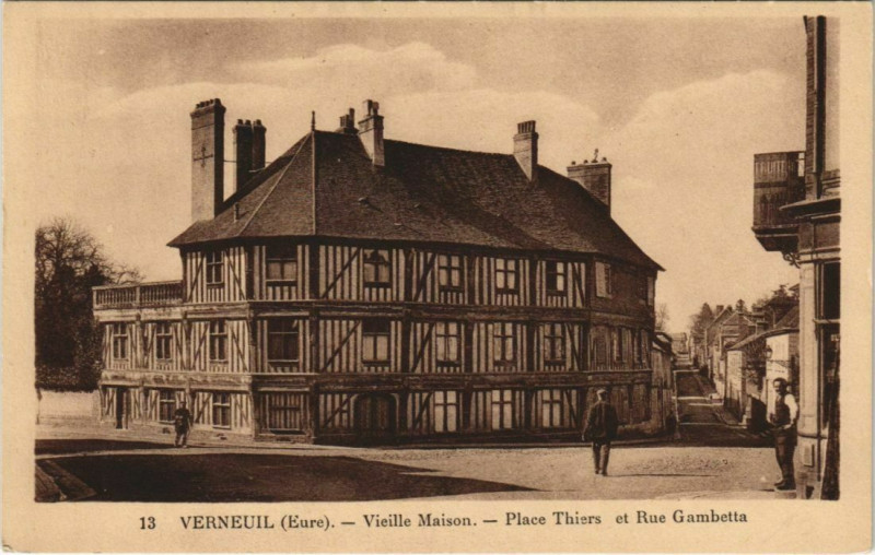 Carte postale ancienne Verneuil-sur-Avre Vieille Maison - Place Thiers et Rue Gambetta