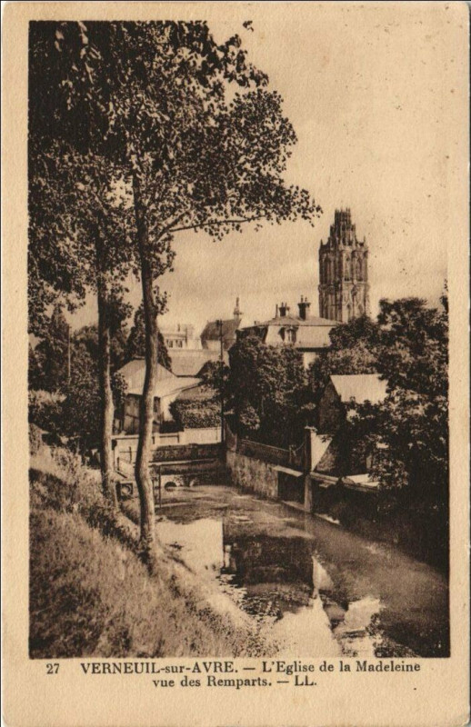 Carte postale ancienne Verneuil-sur-Avre L'Eglisew de la Madeleine - Vue des Remparts