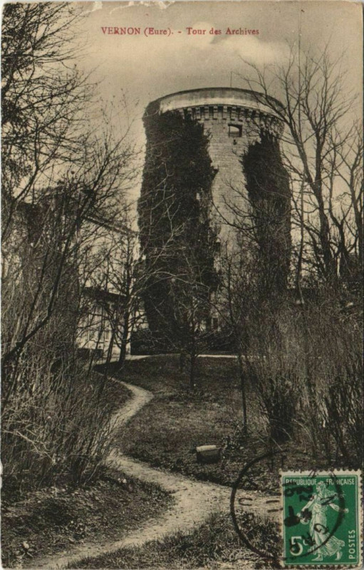 Carte postale ancienne Vernon Tour des Archives à Vernon