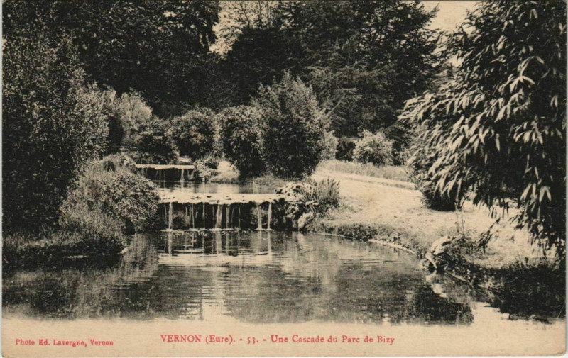 Carte postale ancienne Vernon Une Cascade du Parc de Bizy à Vernon
