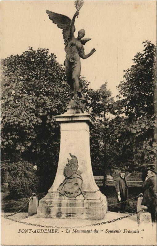 Carte postale ancienne Pont-Audemer Le Monument du Souvenir Francais à Pont-Audemer