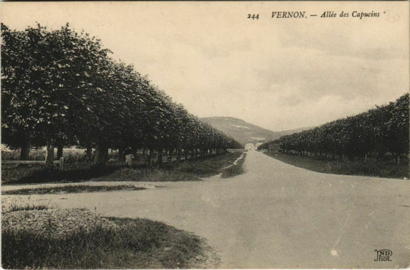 Carte postale ancienne Vernon Allee des Capucins à Vernon