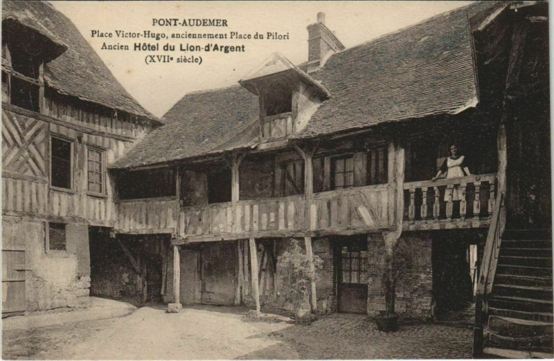 Carte postale ancienne Pont-Audemer Place Victor-Hugo - Ancien Hotel du Lion-d'Argent à Pont-Audemer
