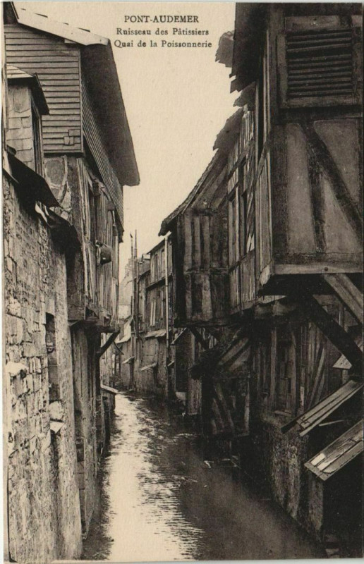 Carte postale ancienne Pont-Audemer Ruisseau des Patissiers - Quai de la Poissonnerie à Pont-Audemer