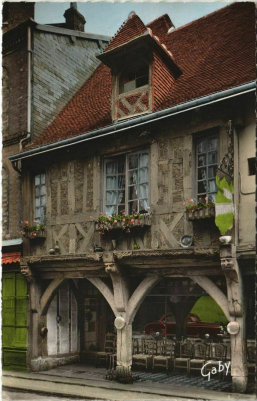 Carte postale ancienne Bernay Vieille Maison Normande à Bernay