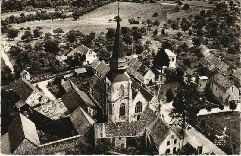 Carte postale ancienne Saint-Pierre-de-Bailleul L'Eglise à Saint-Pierre-de-Bailleul
