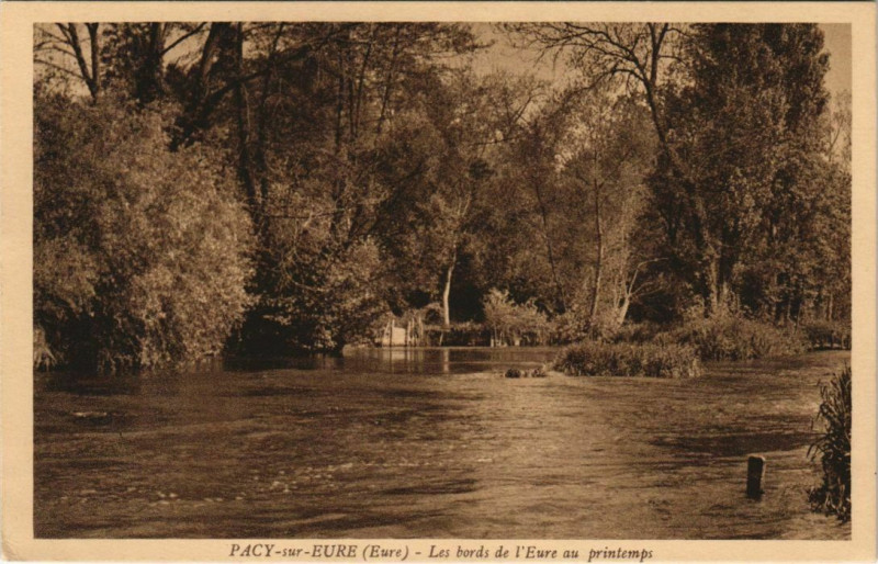 Carte postale ancienne Pacy-sur-Eure Les Bords de l'Eure au Printemps à Pacy-sur-Eure