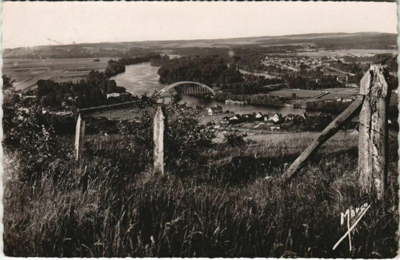 Carte postale ancienne Saint-Pierre-du-Vauvray Vue Panoramique à Saint-Pierre-du-Vauvray