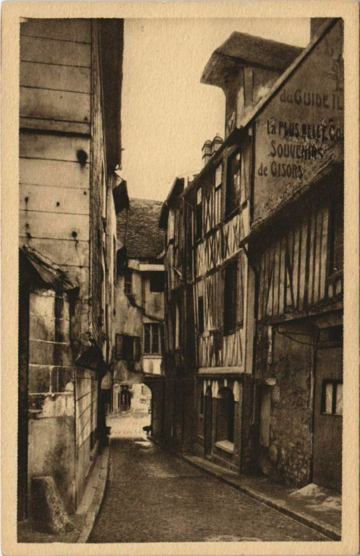 Carte postale ancienne Gisors Passage du Grand Monarque à Gisors