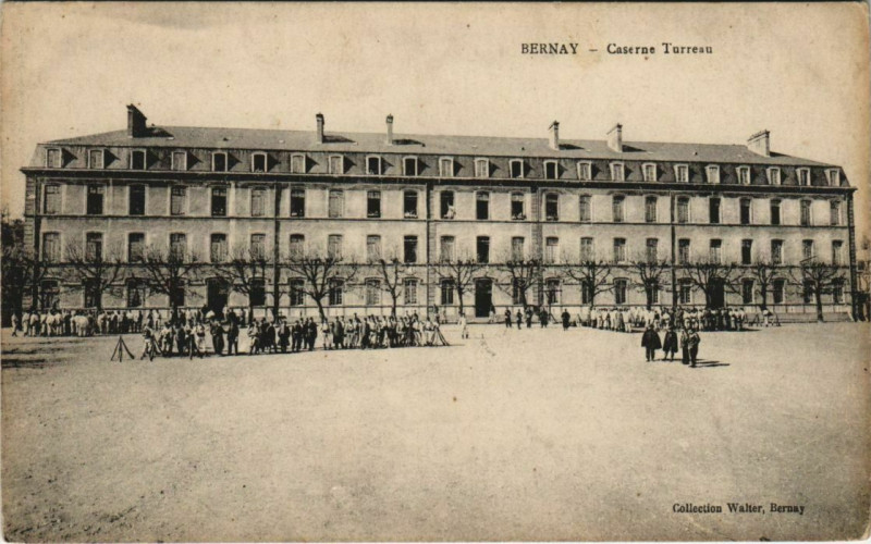 Carte postale ancienne Bernay Caserne Turreau à Bernay
