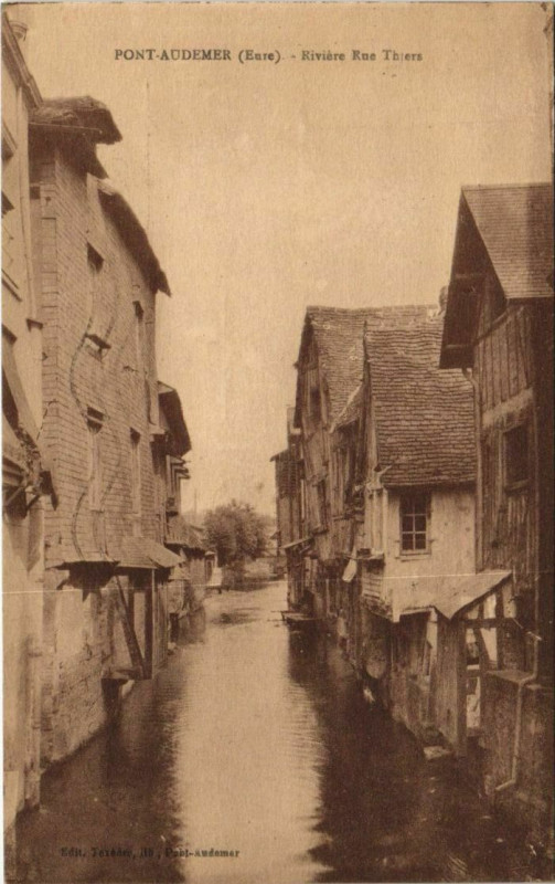 Carte postale ancienne Pont-Audemer Riviere Rue Thiers à Pont-Audemer