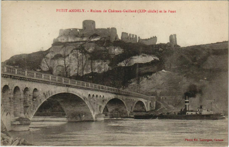 Carte postale ancienne Ruines de Château-Gaillard (XIIe siècle) et le Pont aux Trois Lacs