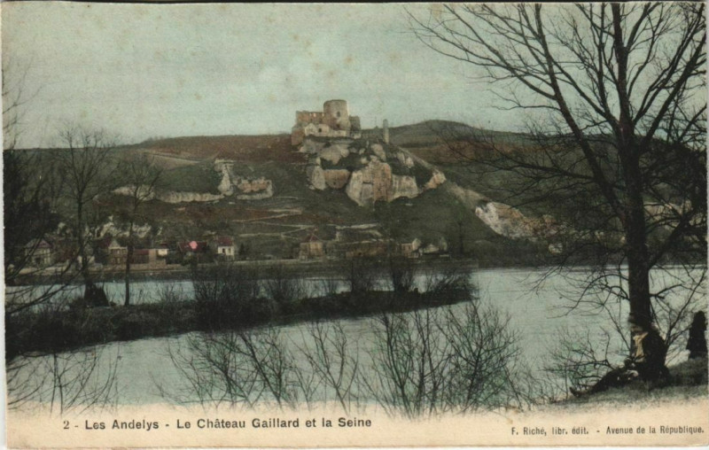 Carte postale ancienne Les Andelys Le Chateau Gaillard et la Seine aux Andelys