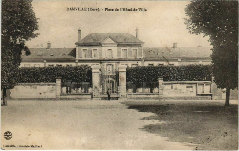 Carte postale ancienne Damville Place de l'Hotel-de-Ville
