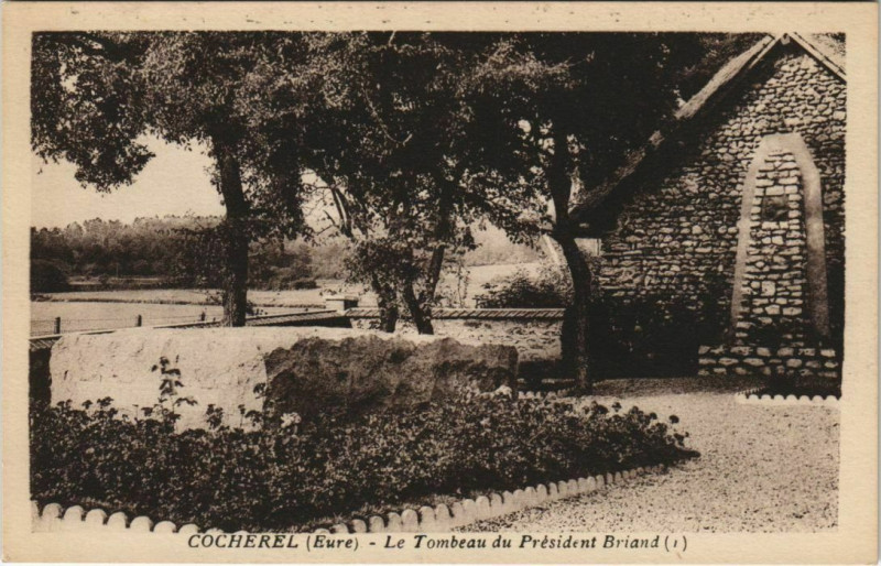 Carte postale ancienne Cocherel Le Tombeau du President Briand