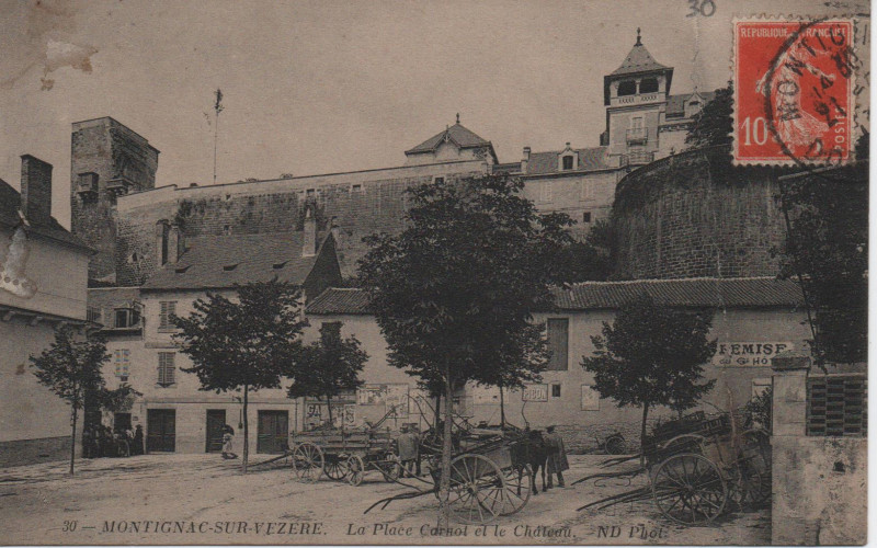 Carte postale ancienne Montignac Place Carnot à Montignac