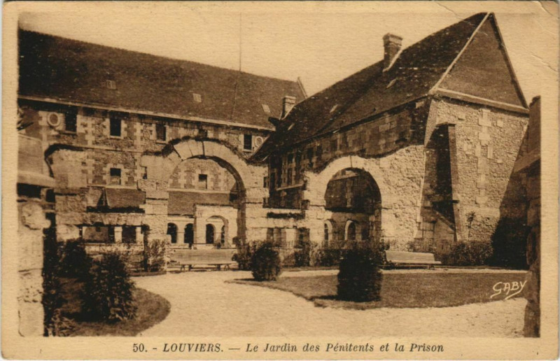 Carte postale ancienne Louviers Le Jardin des Penitents et la Prison à Louviers